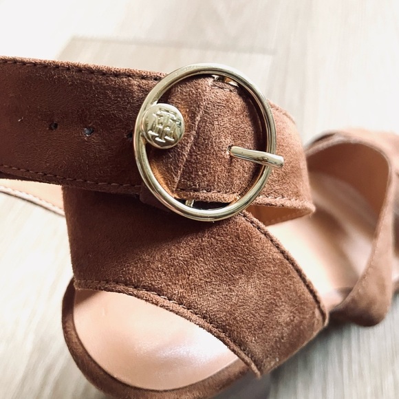 Tommy Hilfiger Sentri Strappy Block Heel Sandals Size 7 - Picture 2 of 3